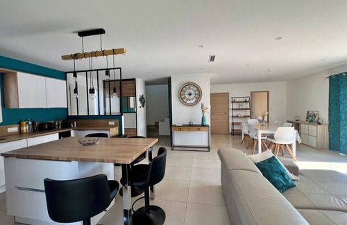 Serignan Villa | Modern villa with pool near beach and freeway