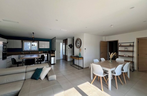 Serignan Villa | Modern villa with pool near beach and freeway