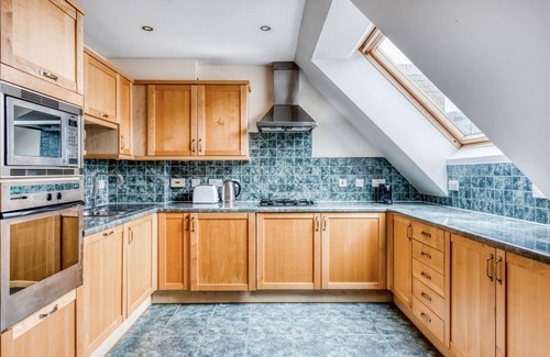 Bishop's Apartment | Modern Waterloo 2 BR, 2 min to Waterloo stn, by Blueground