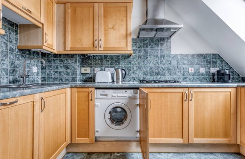 Bishop's Apartment | Modern Waterloo 2 BR, 2 min to Waterloo stn, by Blueground