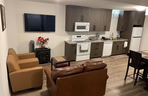 Fonthill Apartment | Modern, well-equipped, and centrally located