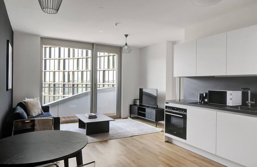Favoriten Apartment | Modern Wieden 1BR w/Balcony, Gym, Elevator, walk to U-Bahn, by Blueground