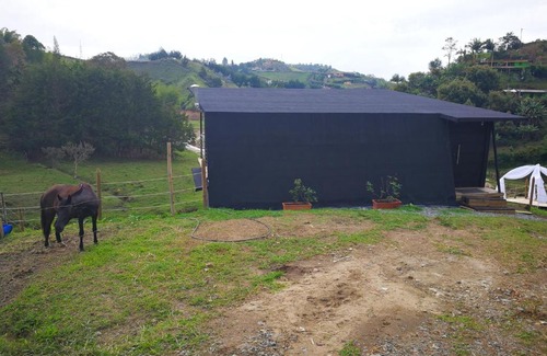 El Penol Ski Chalet | Moderna cabaña en medio del campo