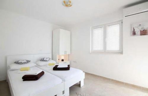 Mimice Apartment | Moderne Ferienwohnung in Mimice mit gemeinsamem Pool, Grill und Terrasse und Meerblick