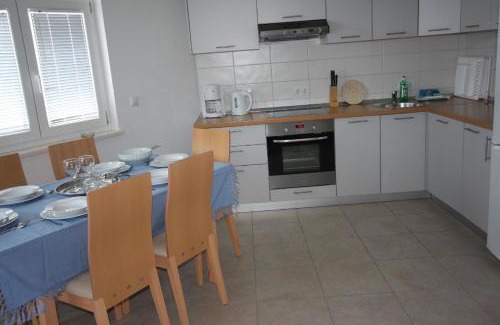 Mimice Apartment | Moderne Ferienwohnung in Mimice mit gemeinsamem Pool, Grill und Terrasse und Meerblick