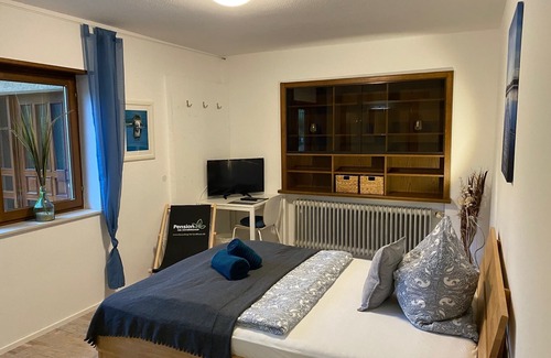 Horrenberg Apartment | Modernes Einzelzimmer mit Flachbild TV, Badezimmer, WLAN und Parkplatz