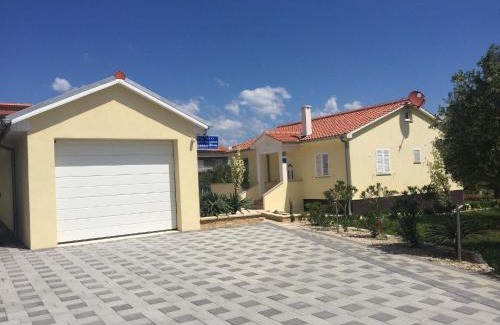 Dobropoljana House | Modernes Ferienhaus in Dobropoljana mit Terrasse, Garten und Grill