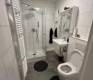 Villingen-Schwenningen House | Modernes Zimmer am Campus 1 mit Gemeinschaftsbad