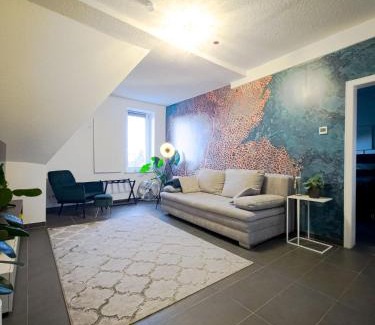 Troisdorf Apartment | Modernes, zentrales Apartment in Troisdorf, Region Köln Bonn, 3 Etage, maximal für 4 Personen, Parkplatz & Netflix inklusive