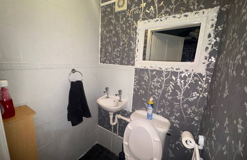 Castle House | Modernised House Near City Centre & Beach w/Wifi, Parking, Snooker Table & More!