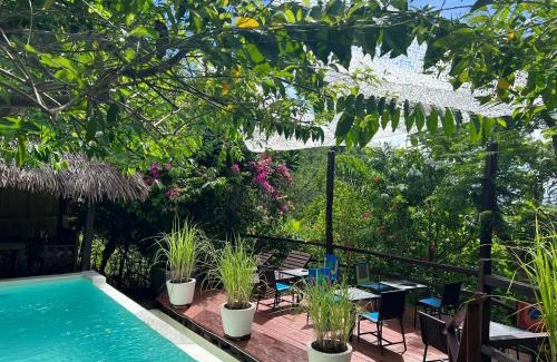 Madirokely Hotel | Moemoea Lodge