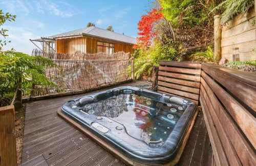 Pukawa House | Moetu Lodge - Pukawa Bay Holiday Home