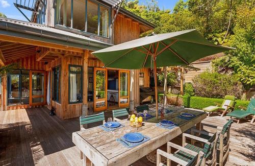 Pukawa House | Moetu Lodge - Pukawa Bay Holiday Home