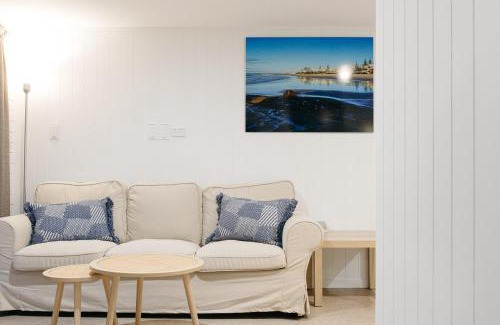 Moffat Beach Apartment | Moffat Beach Coastal Contemporary Unit B