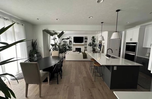 Utah County House | Mona Lisa Sojourn & SPA. 4 Bedroom, 2.5 Baths, Purple Beds, Orbi Wifi, OLED TVs.