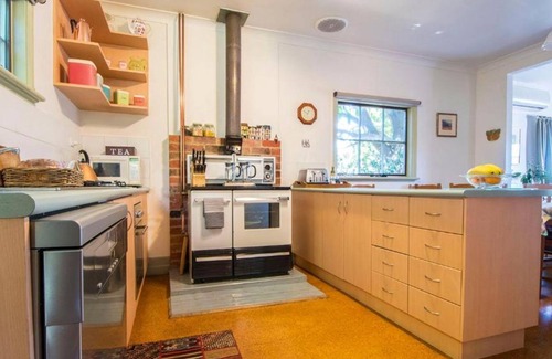 Hepburn Springs Cottage | Monigatti Cottage- enchanting cottage with beautiful garden and stunning views