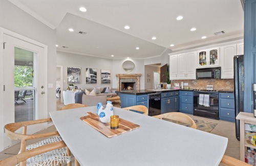 Afton House | #MonkeyIslandHideaway - Stylish lake front home on Grand Lake, OK with Hot Tub!