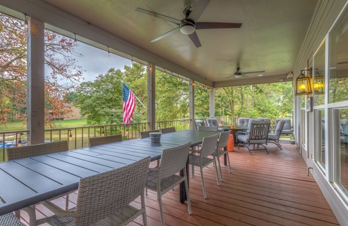 Afton House | #MonkeyIslandHideaway - Stylish lake front home on Grand Lake, OK with Hot Tub!