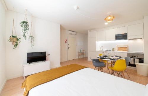 Santo Condestavel Apartment | Monsanto Hill House - NO. 565 R/C D