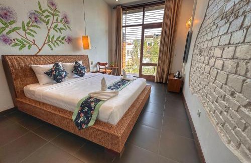 Daun Penh Hotel | Monsoon Riverside Hotel