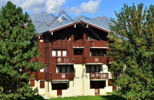 Montchavin Apartment | Montchavin: Studio cabine rénové équipé 3/4 pers, parking, proche pistes et commerces - FR-1-329-17