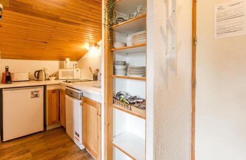Montchavin Apartment | Montchavin: Studio cabine rénové équipé 3/4 pers, parking, proche pistes et commerces - FR-1-329-17