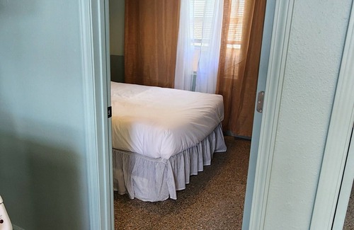 Biltmore Beach Hotel | Monterey Motel - Beach Cottage 9 at Beach Access 8. Large Pool. Newly Remodeled.