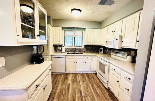 Huron Condo | Monthly Discounts Pet Friendly 2 King Suites on Golf Course W/Beautiful View!