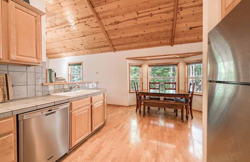 Truckee House | Monthly Lease - Apre Chalet at Tahoe Donner by Tahoe Getaways - 4 BR, Pet friendly w HOA
