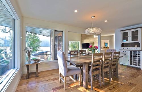 Central Okanagan House | MONTHLY RENTAL-BEAUTIFUL & RENOVATED LIKE NEW FURNISHED PRIVATE WATERFRONT OASIS