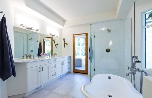 Central Okanagan House | MONTHLY RENTAL-BEAUTIFUL & RENOVATED LIKE NEW FURNISHED PRIVATE WATERFRONT OASIS