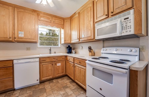 Lakeside House | Monthly Stay Available |Family Friendly |Old Florida Style Home |Pet Friendly |Fenced Yard |FirePit