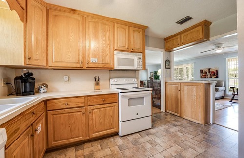 Lakeside House | Monthly Stay Available |Family Friendly |Old Florida Style Home |Pet Friendly |Fenced Yard |FirePit