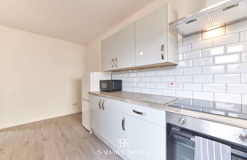 Blyth House | Monthly Stays - Stylish 3BR Blyth Home - Parking