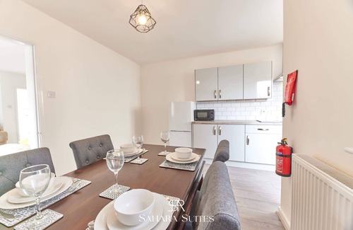 Blyth House | Monthly Stays - Stylish 3BR Blyth Home - Parking
