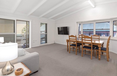 Montville House | Montville Attic - The Epitome of Comfort & Convenience in the Heart of Montvillle