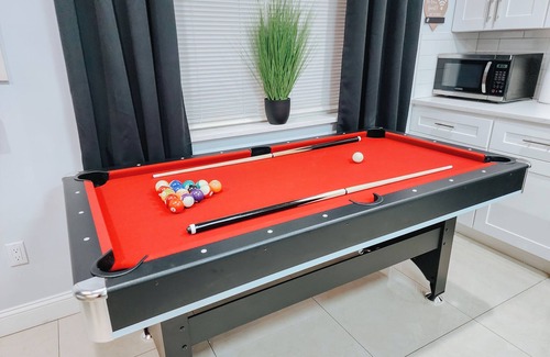 Center City Apartment | Moon/3 King Beds/2 Free Driveway Parking