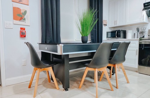 Center City Apartment | Moon/3 King Beds/2 Free Driveway Parking