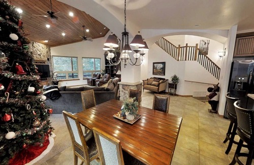 Red River House | Moon River - Newly Renovated - On the River - Secluded - Washer/Dryer - Hot Tub