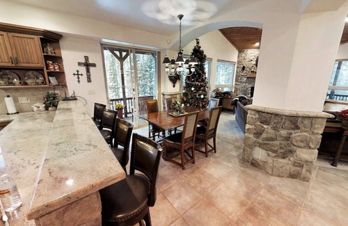 Red River House | Moon River - Newly Renovated - On the River - Secluded - Washer/Dryer - Hot Tub