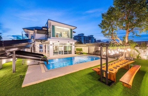 Bang Lamung Villa | Moon Shade Pool Villa Pattaya. 5 Bed, 4.5 Bath, Slider, Pool, Outdoor BBQ.