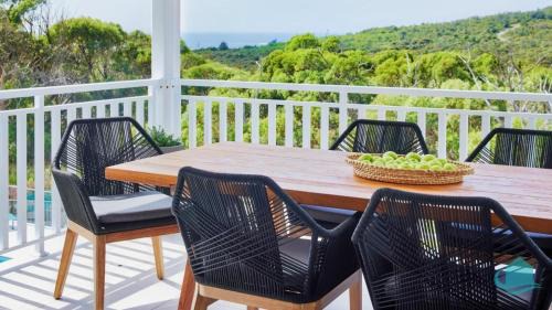 Catherine Hill Bay House | Moonee Retreat - 200m to beach and ocean reserve views