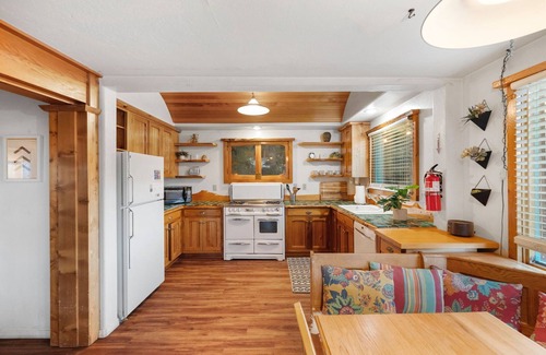Idyllwild Cabin | Moonlight Mountain Retreat Woodworker's Masterpiece with Spa and Game Room