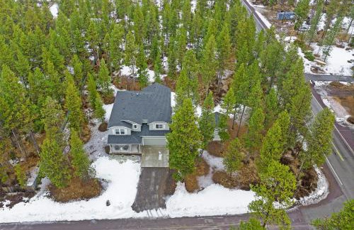 Three Rivers Apartment | Moonlit Forest Retreat - Fireside Nights