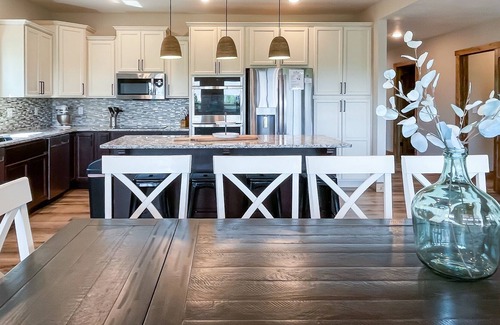 Hollister House | Moonlit Waters | Private Swim Spa, Heated Indoor Pool, Theatre, Dog-friendly