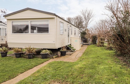 St Margaret's at Cliffe Cottage | MOONSTONE LODGE, pet friendly in St Margaret's At Cliffe