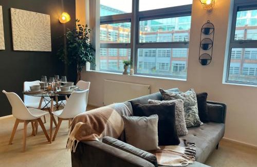 Birmingham City Centre Apartment | MoonStone Loft -Wyndale -1BR W/Private Parking