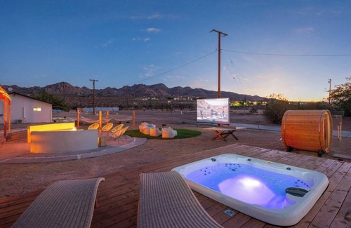 Joshua Tree House | Moonstone: Pool, Spa, Pickle Ball Court & Sauna