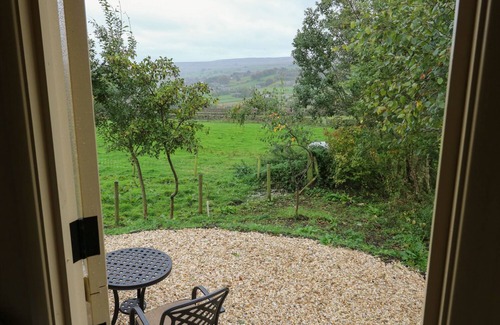 Stanbury Cottage | MOOR SKIES, pet friendly, with open fire in Oxenhope