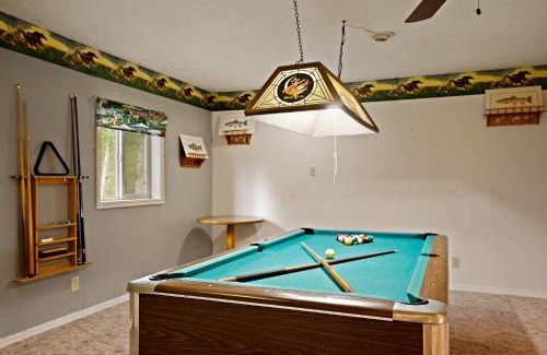 Island Park House | Moose Drool by KABINO 5 acres Fire Pit Pool Table Ping Pong Foosball WiFi Grill Mtn Trails